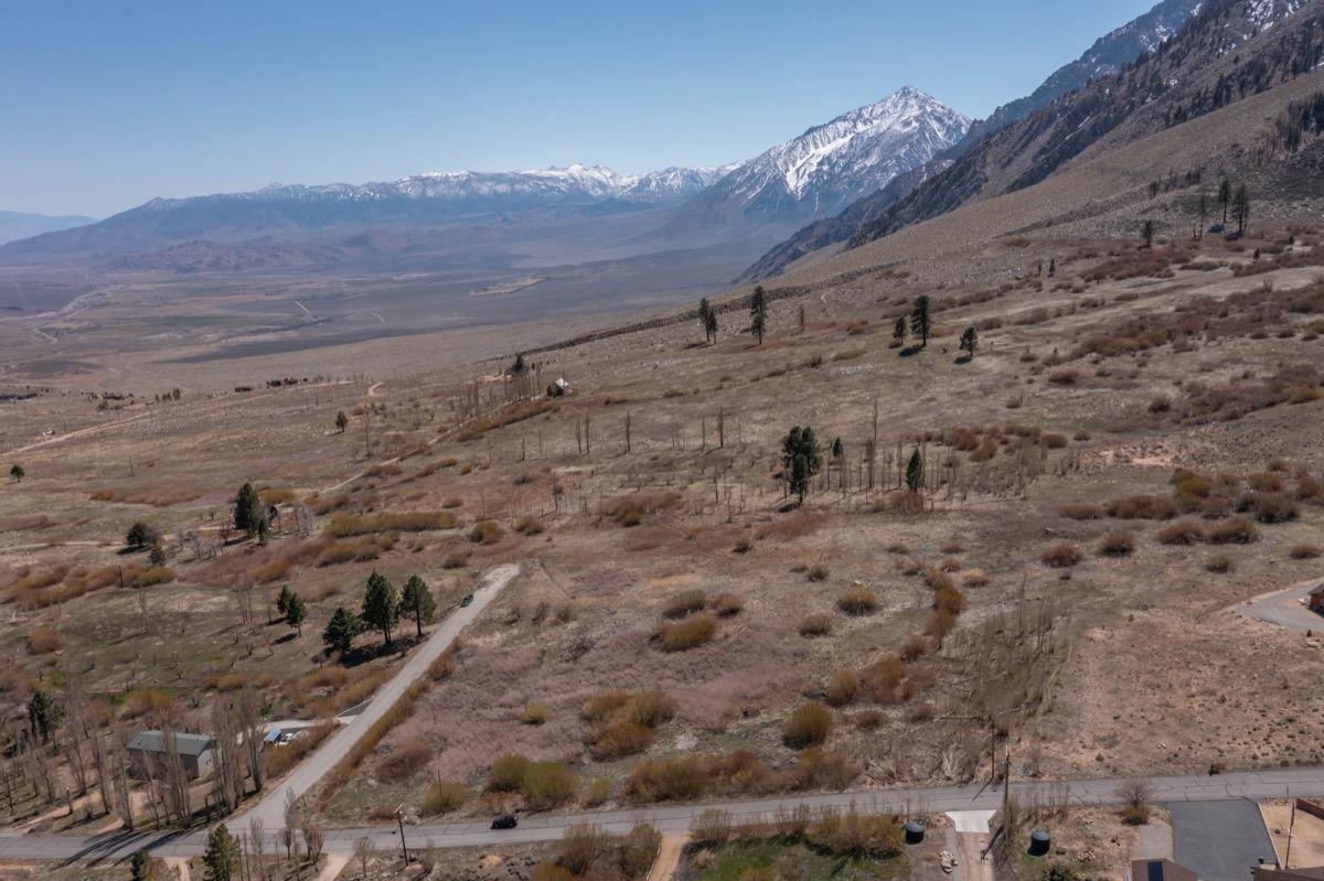 0 Swall Meadows Road Bishop, CA 93514 - Photo 6 of 13 a view of a dry yard with wooden fence