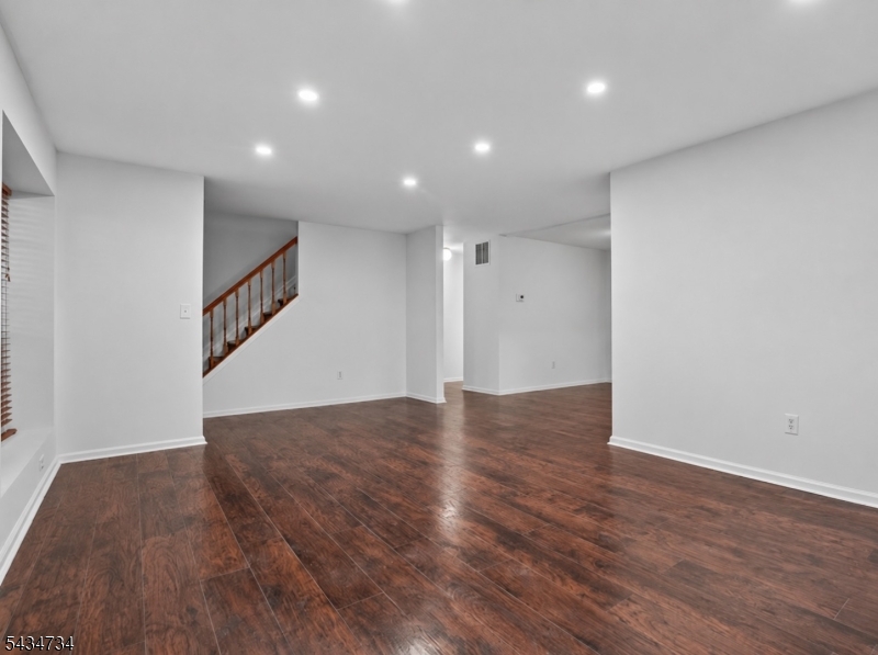 33 Seton Hall Drive Newark, NJ 07103 - Photo 4 of 14