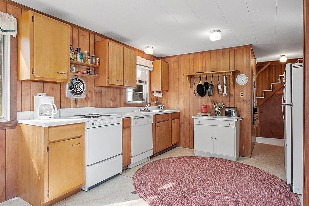 37 Coggeshall Road Gloucester, MA 01930 - Photo 11 of 37 Gallery Image 11