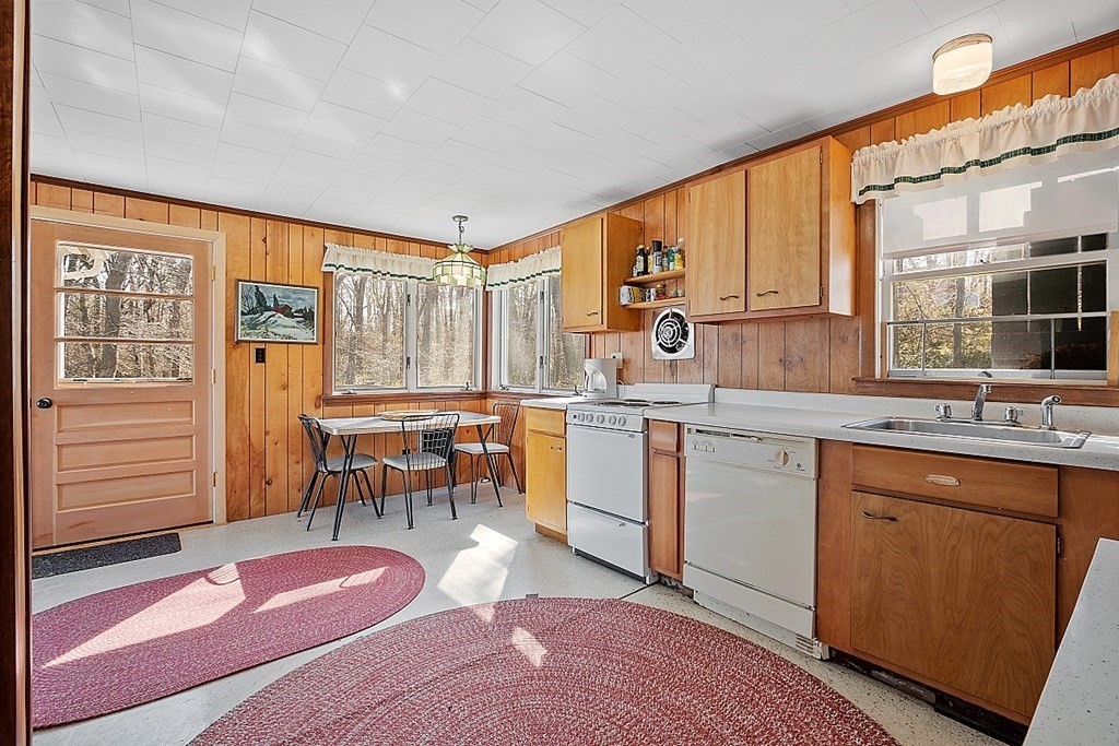 37 Coggeshall Road Gloucester, MA 01930 - Photo 12 of 37 Gallery Image 12