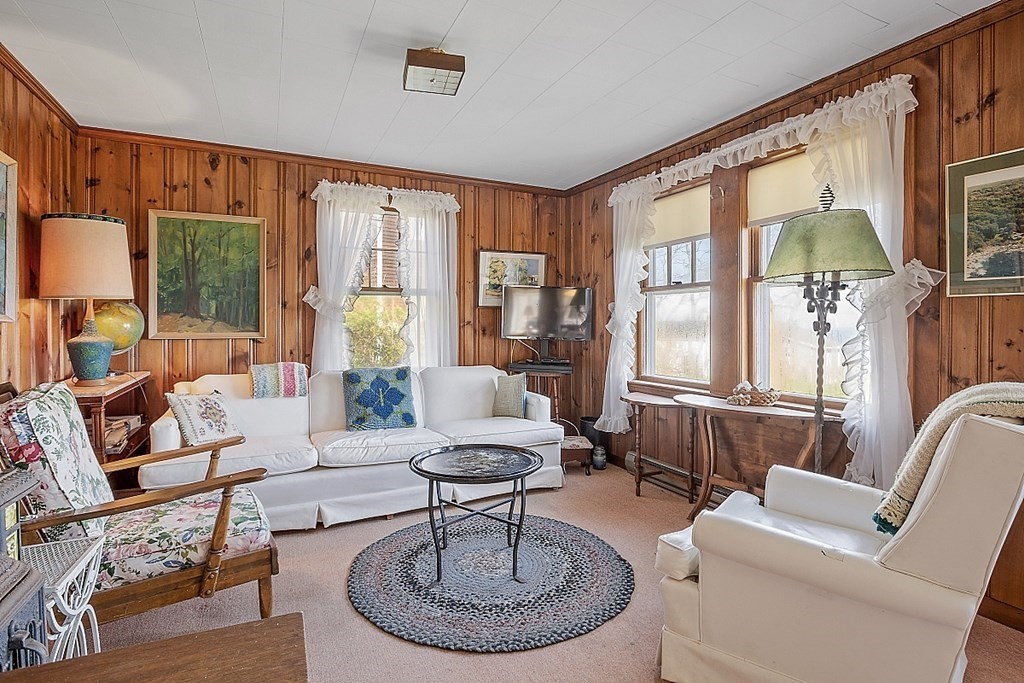 37 Coggeshall Road Gloucester, MA 01930 - Photo 4 of 37 Gallery Image 4