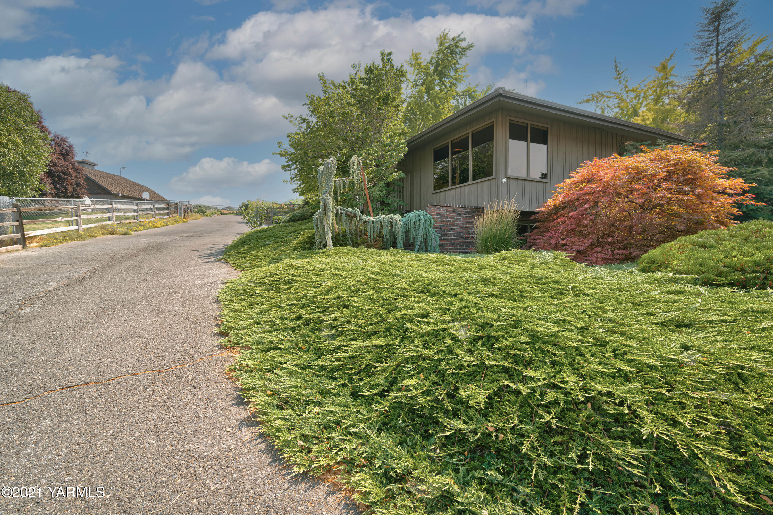 10906 Zier Road Yakima, WA 98908 - Photo 2 of 43 a front view of a house with a yard