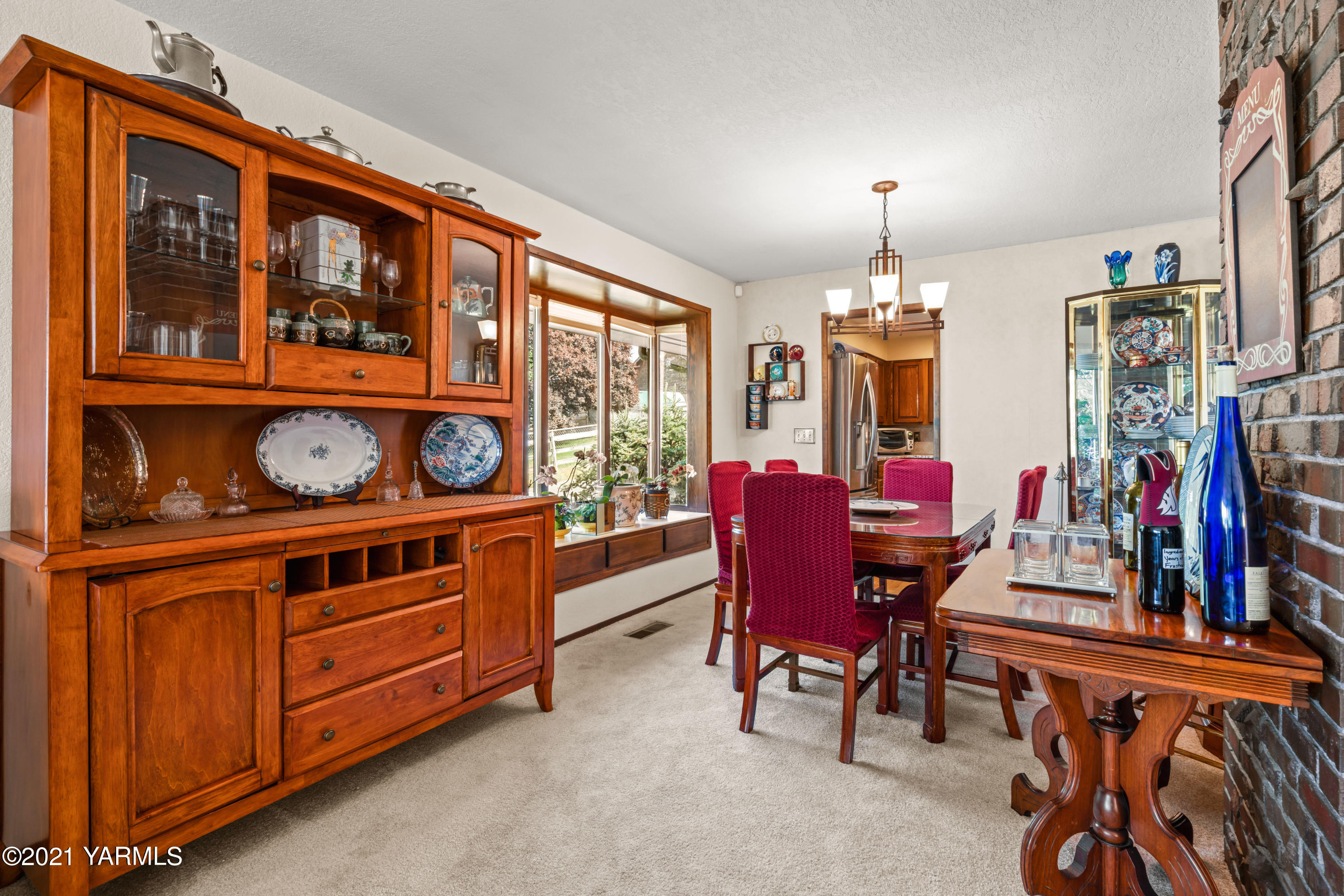10906 Zier Road Yakima, WA 98908 - Photo 11 of 43 a view of a dining room with furniture and chandelier