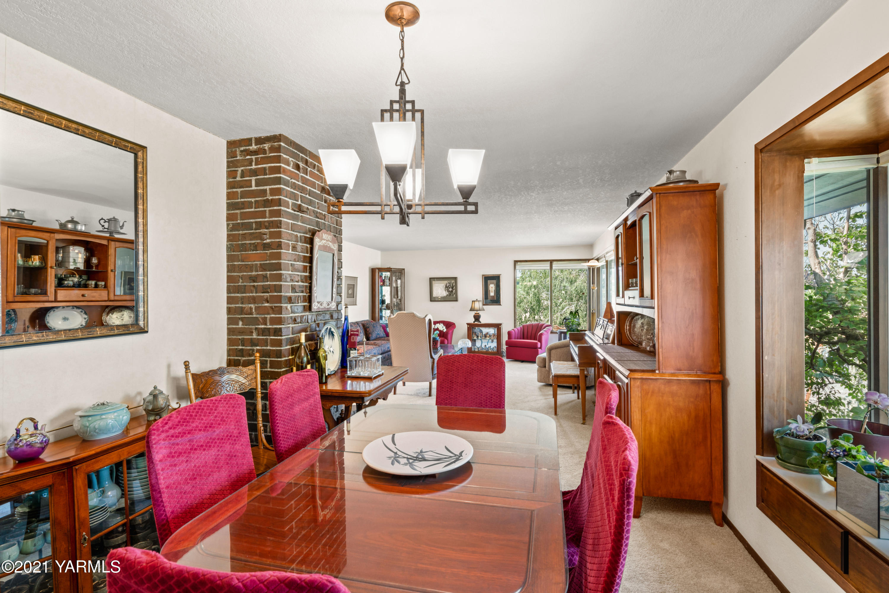 10906 Zier Road Yakima, WA 98908 - Photo 12 of 43 a living room with furniture and a window
