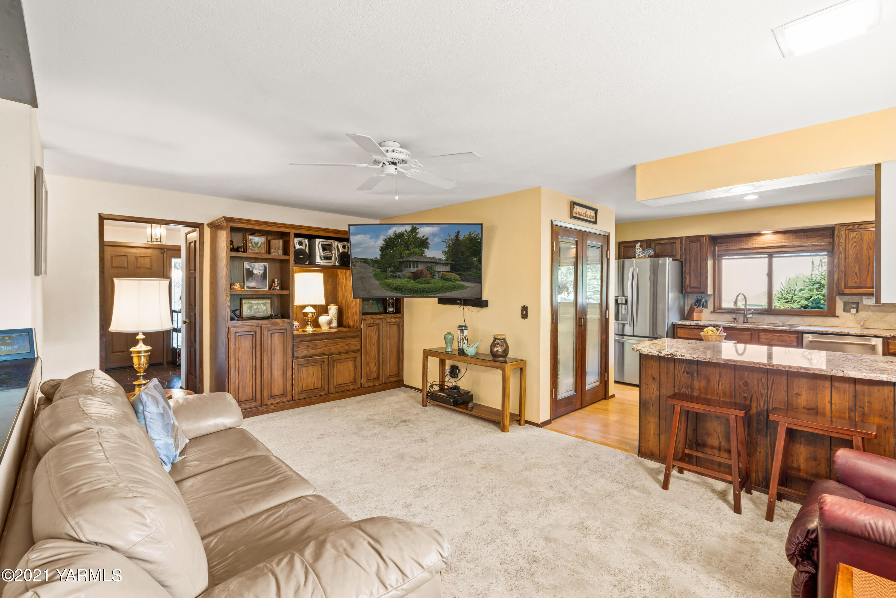 10906 Zier Road Yakima, WA 98908 - Photo 16 of 43 a bed room with a bed and furniture