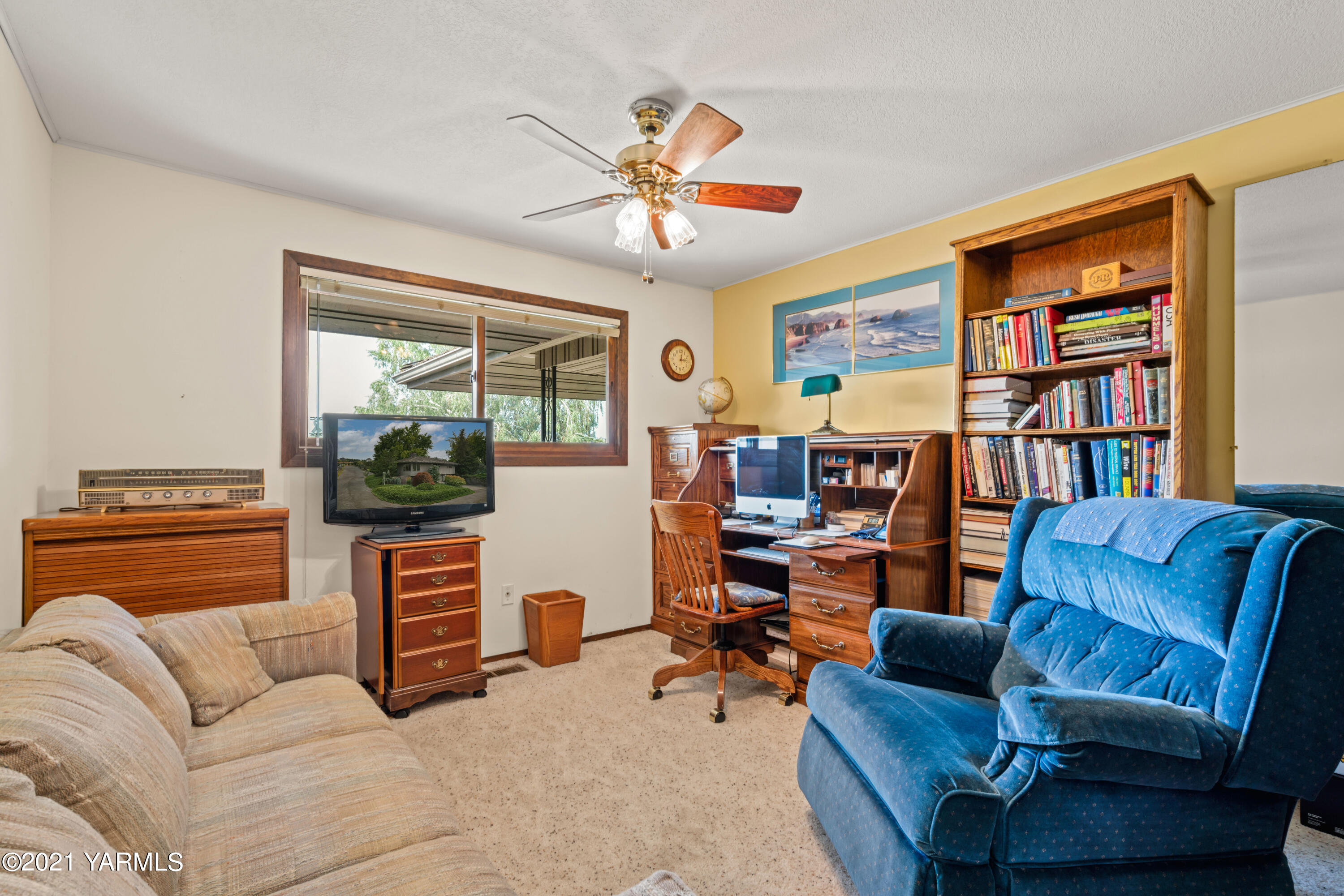 10906 Zier Road Yakima, WA 98908 - Photo 21 of 43 a living room with furniture workspace and a window