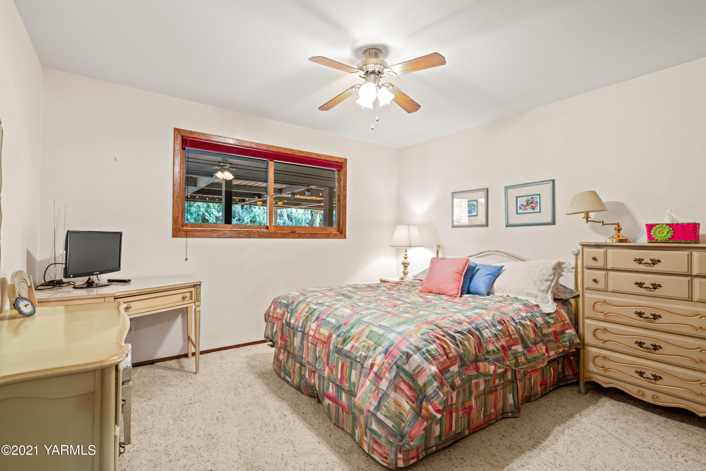 10906 Zier Road Yakima, WA 98908 - Photo 22 of 43 a bedroom with a bed and a desk