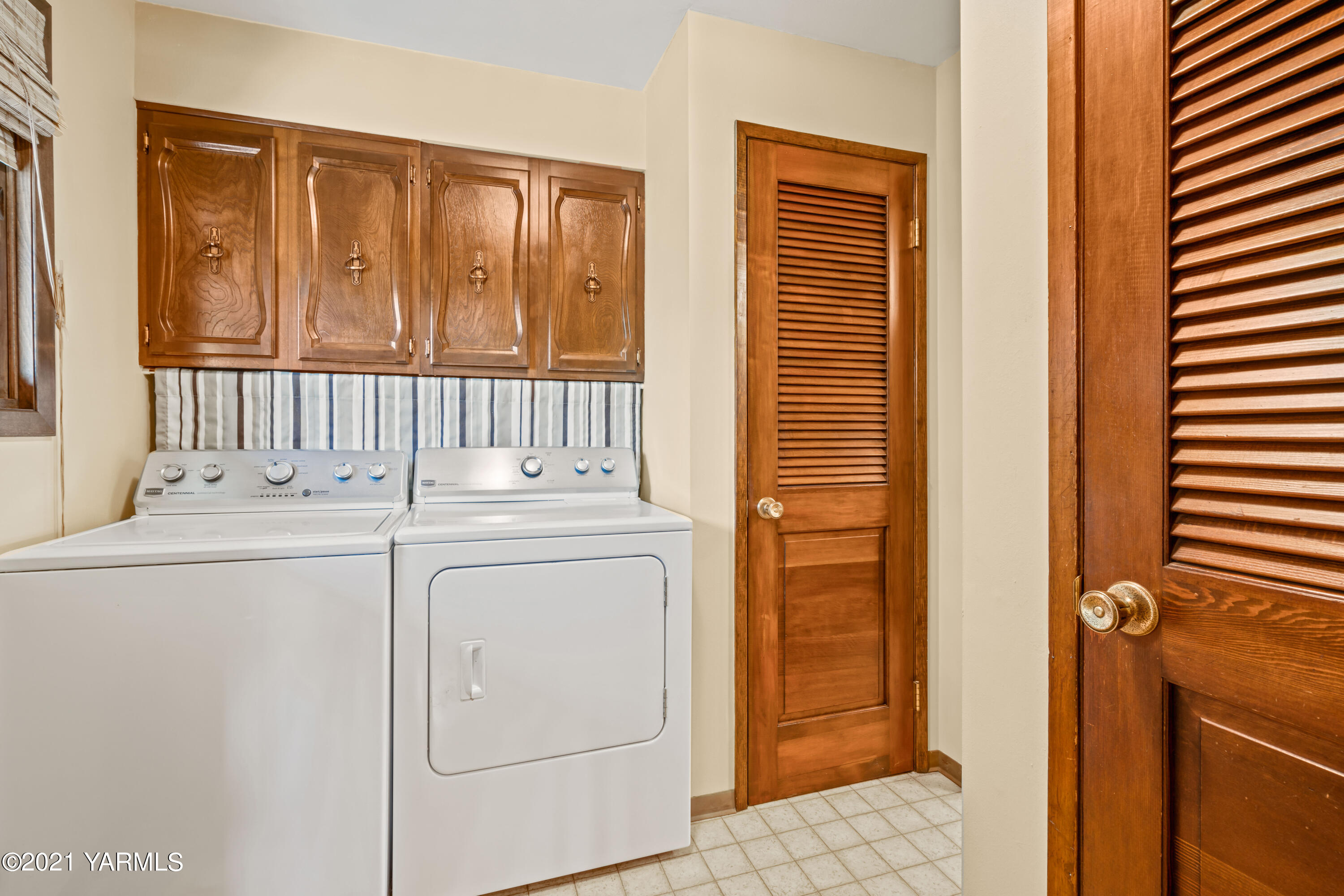 10906 Zier Road Yakima, WA 98908 - Photo 26 of 43 a utility room with dryer and washer