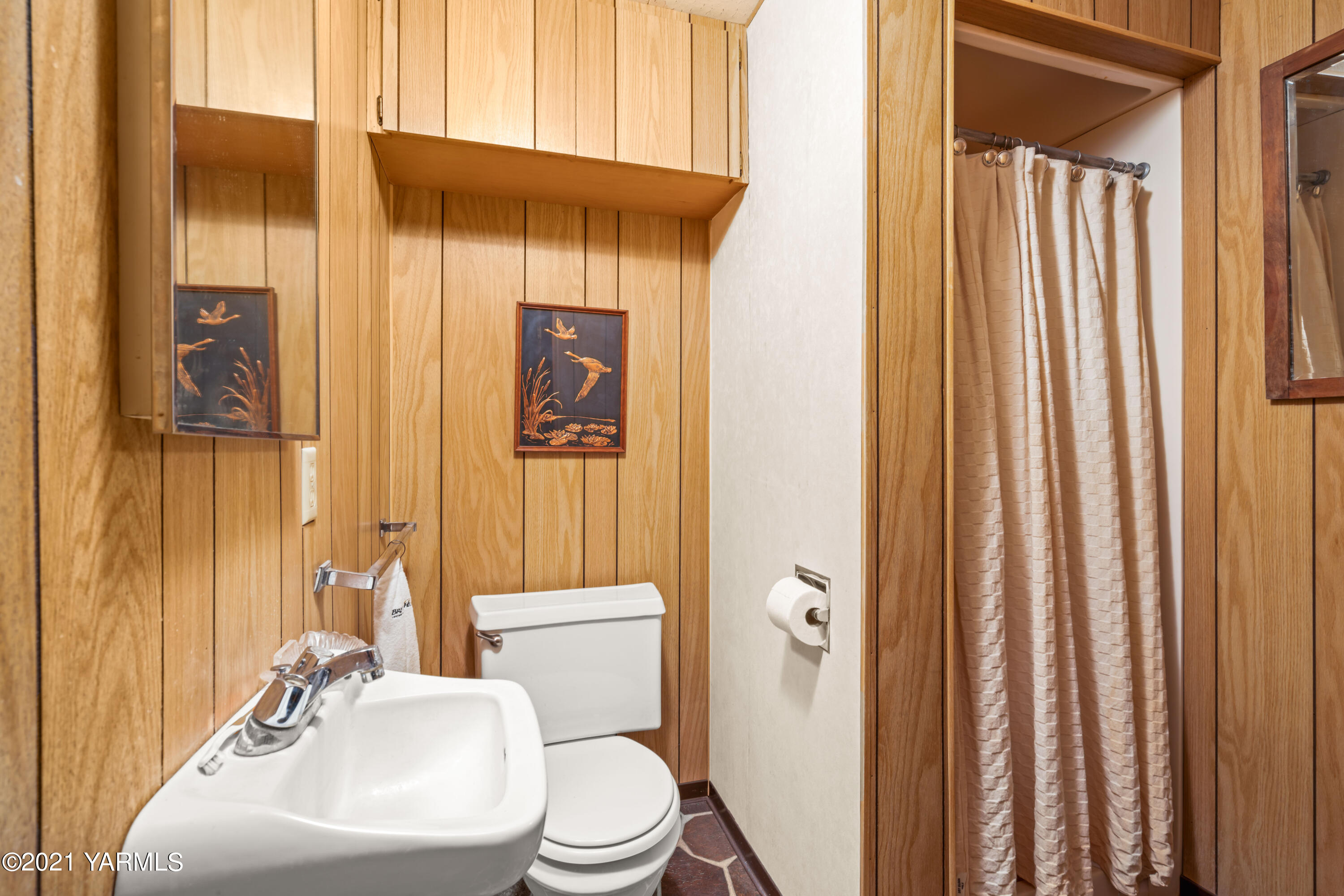 10906 Zier Road Yakima, WA 98908 - Photo 30 of 43 a bathroom with a toilet a sink and a mirror