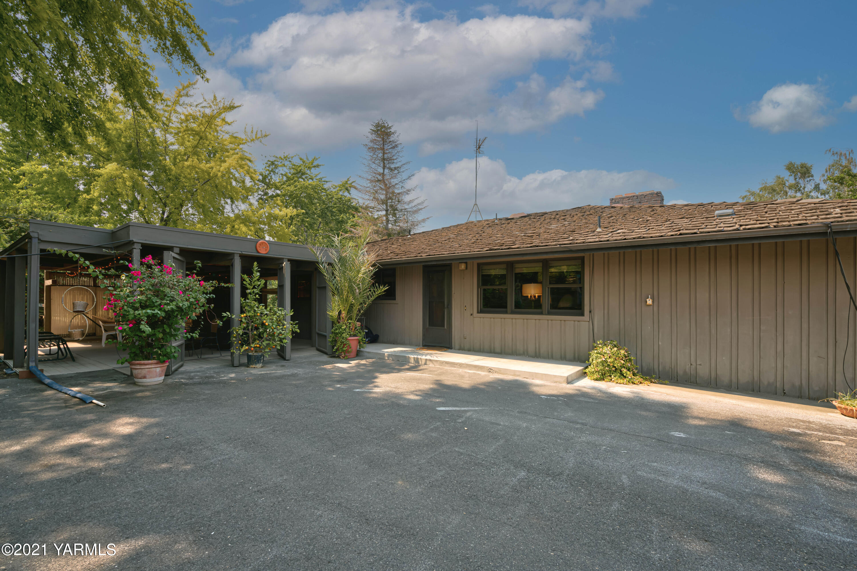 10906 Zier Road Yakima, WA 98908 - Photo 4 of 43 a view of a house with backyard and garden