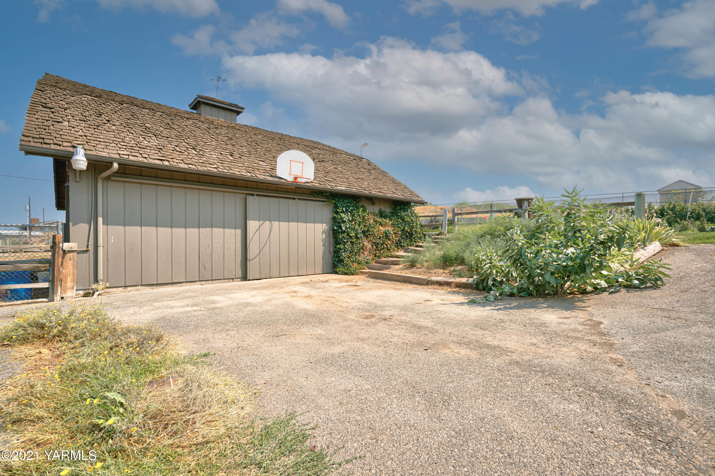 10906 Zier Road Yakima, WA 98908 - Photo 38 of 43 a front view of a house with a yard and garage