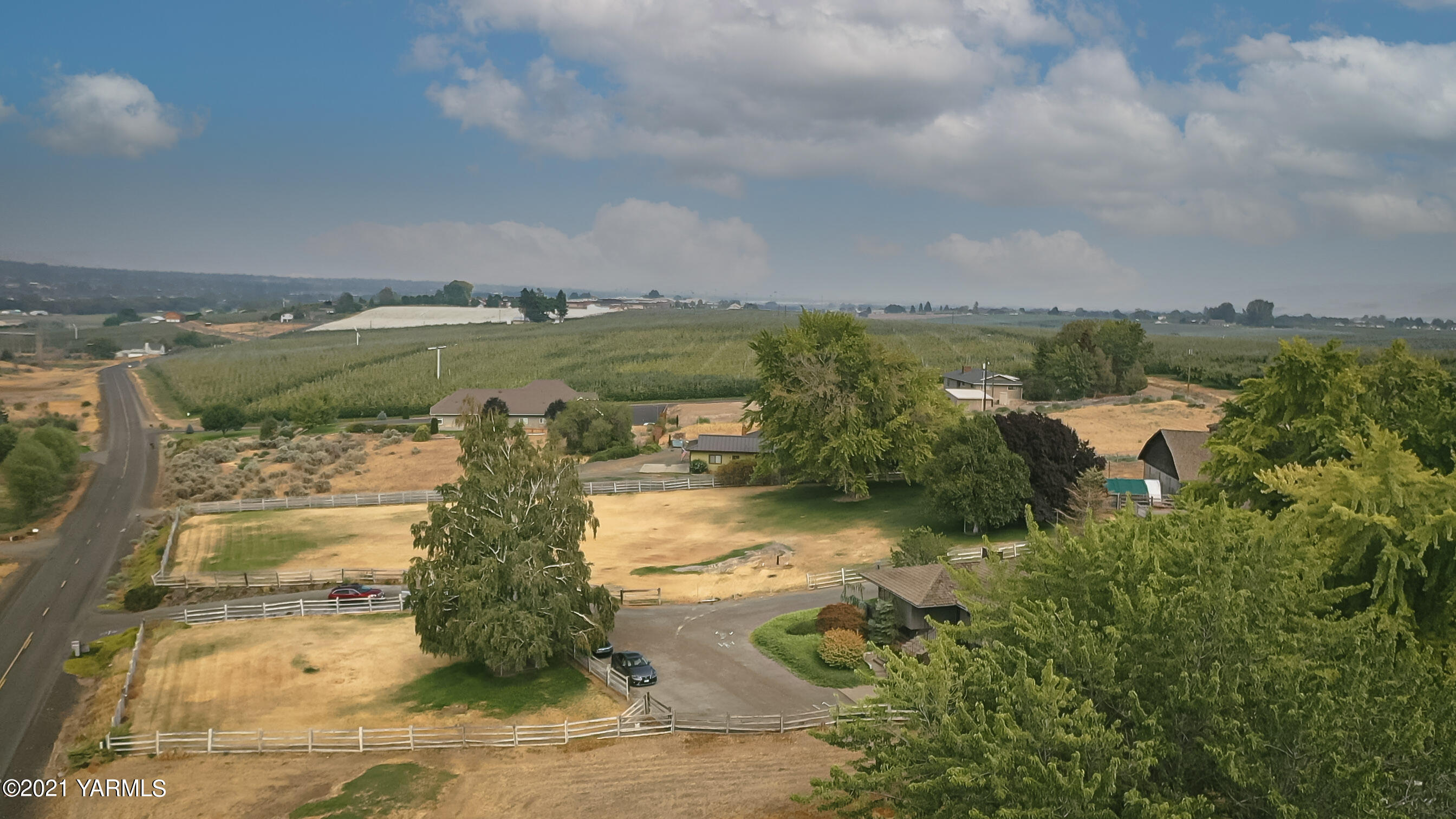 10906 Zier Road Yakima, WA 98908 - Photo 41 of 43 an aerial view of a house with a yard