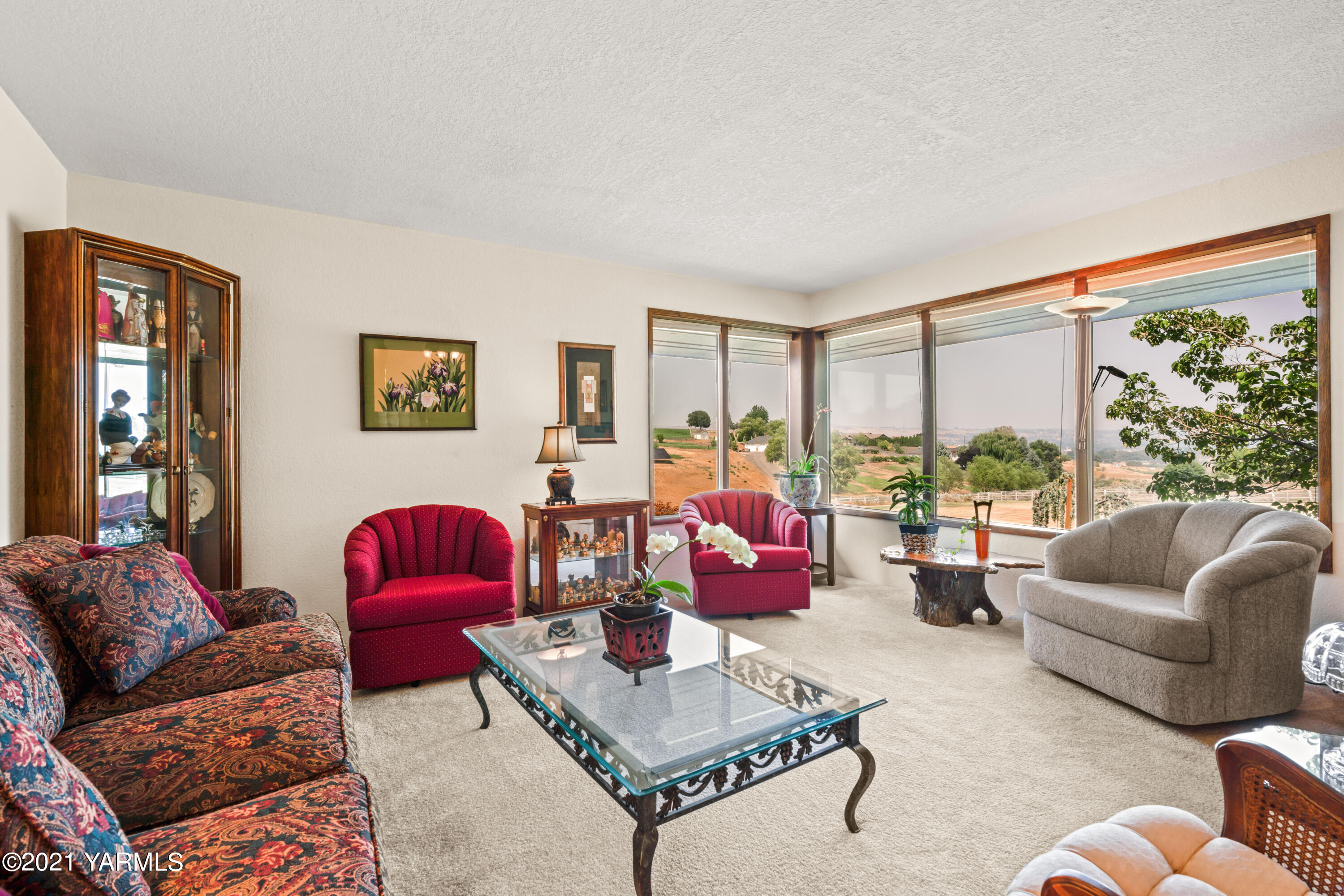 10906 Zier Road Yakima, WA 98908 - Photo 9 of 43 a living room with furniture and a large window