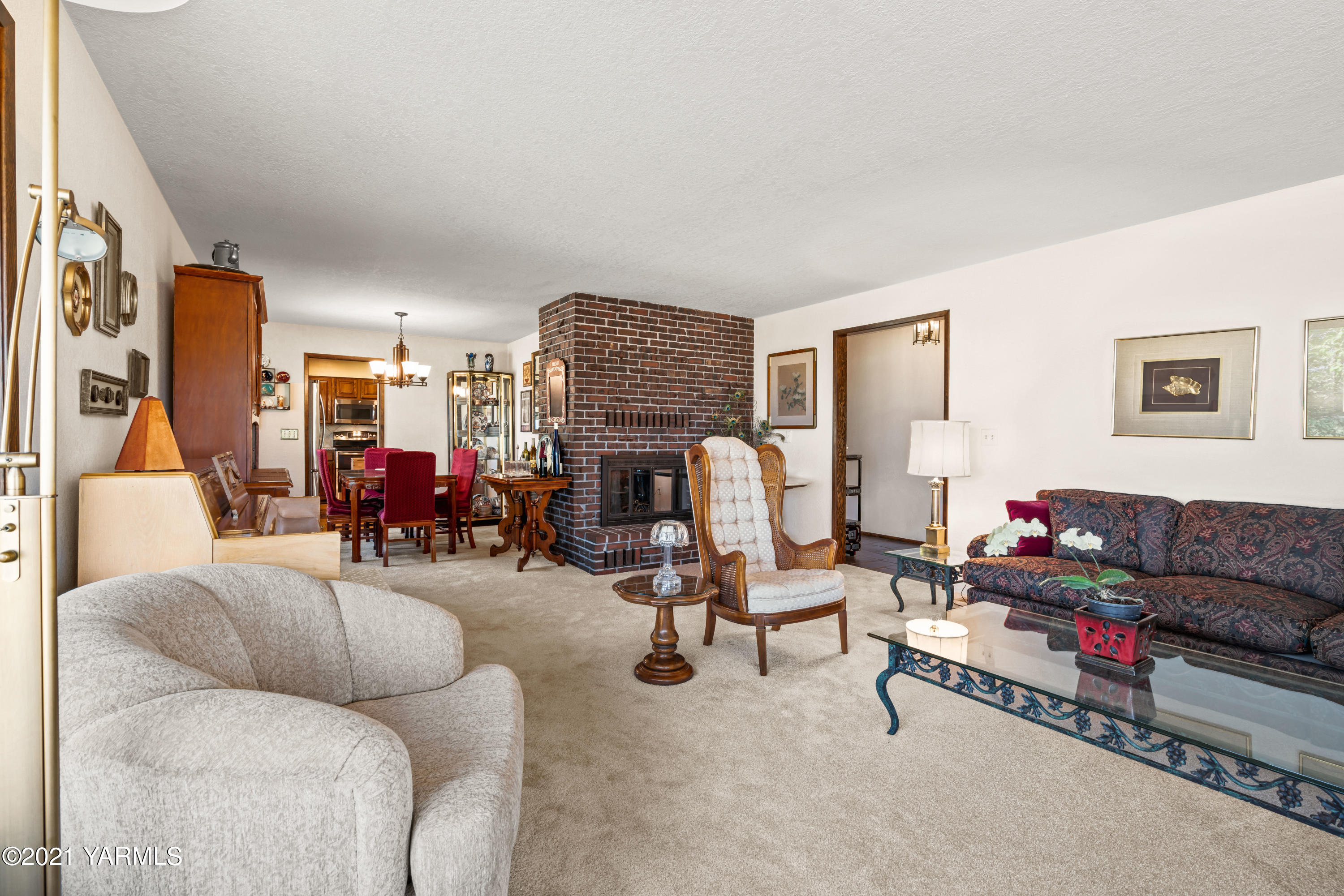 10906 Zier Road Yakima, WA 98908 - Photo 10 of 43 a living room with furniture and a flat screen tv