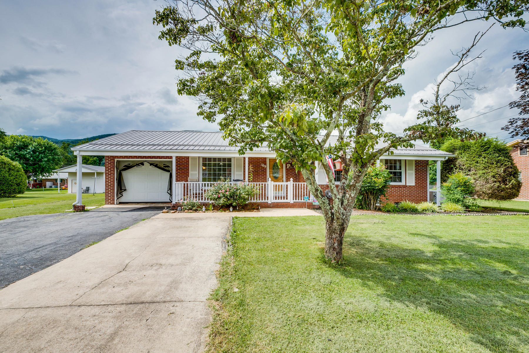 169 Price Road Elizabethton, TN 37643 - Photo 1 of 37 001