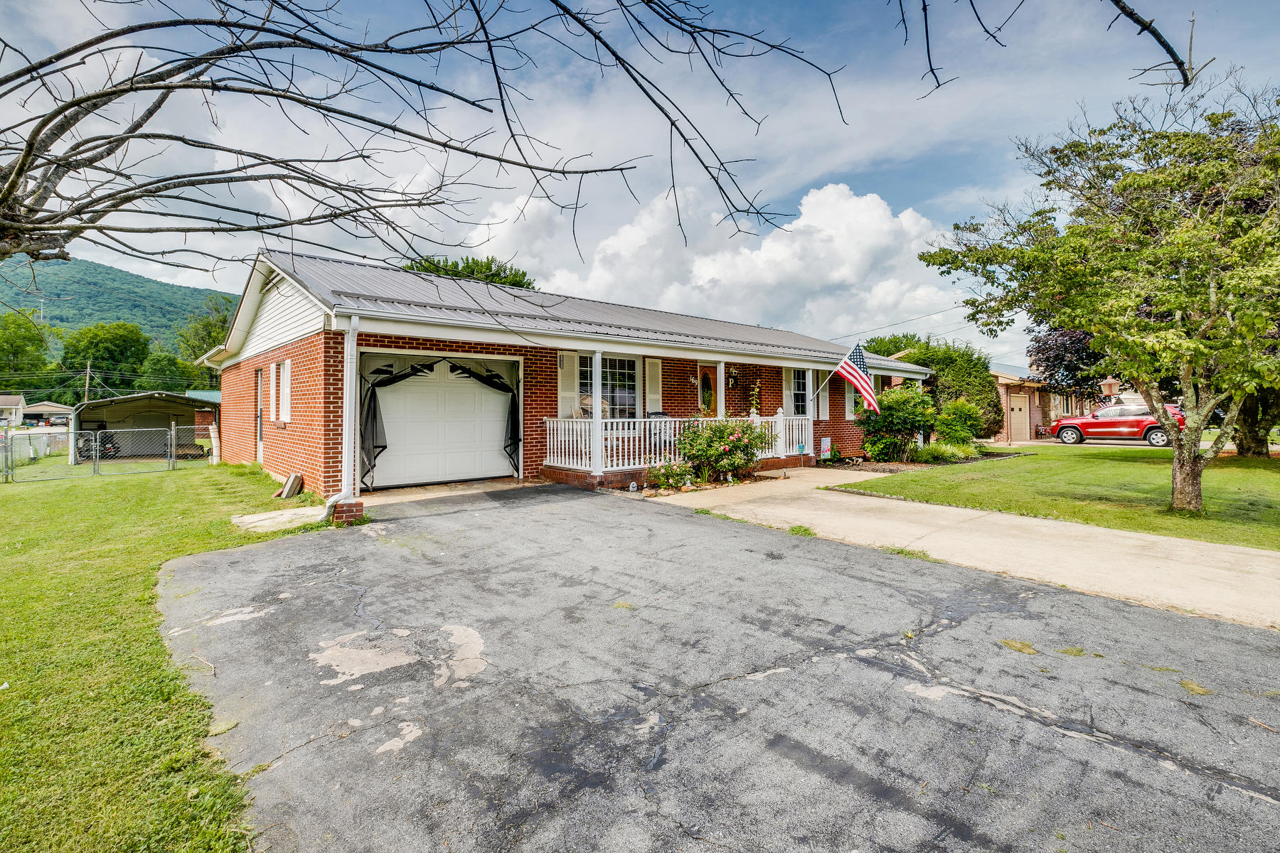 169 Price Road Elizabethton, TN 37643 - Photo 2 of 37 002