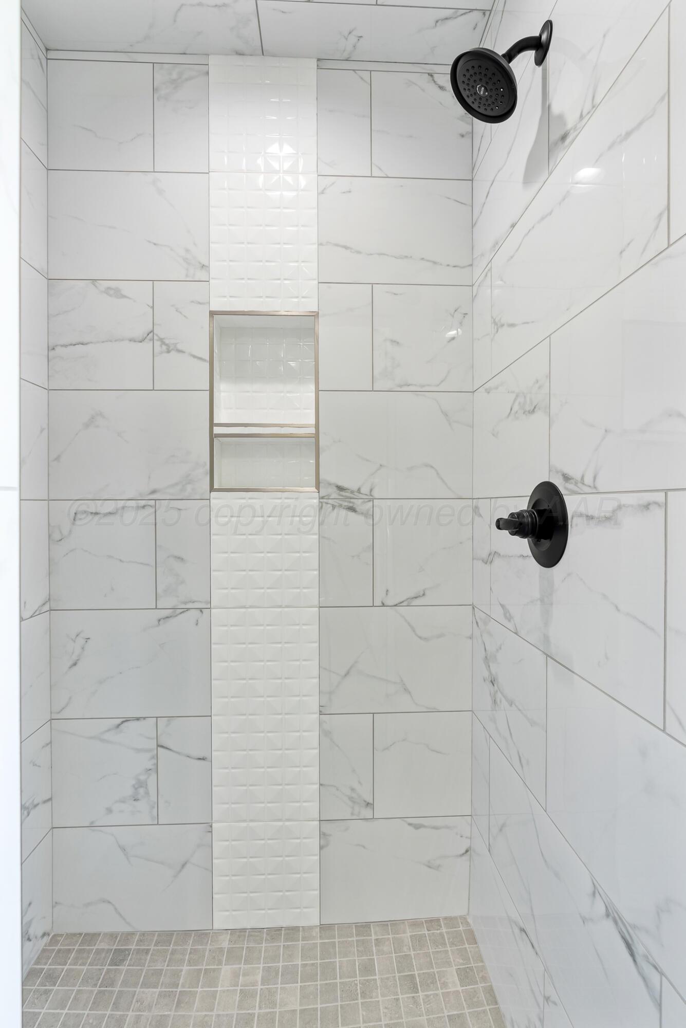 19100 Buck Springs Road Amarillo, TX 79119 - Photo 20 of 29 a bathroom with a shower