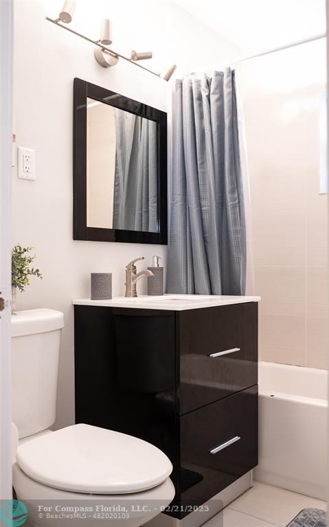 24 Southwest 4th Avenue Delray Beach, FL 33444 - Photo 11 of 26 Bathroom 1b