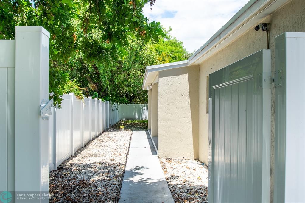 24 Southwest 4th Avenue Delray Beach, FL 33444 - Photo 3 of 26 Walk way