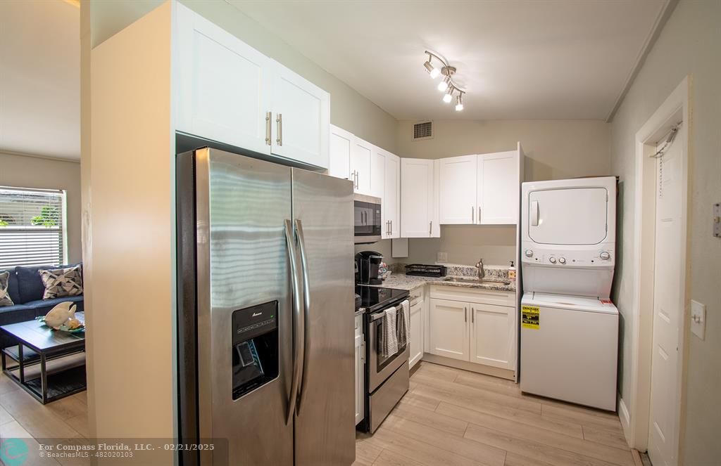 24 Southwest 4th Avenue Delray Beach, FL 33444 - Photo 9 of 26 Kitchen