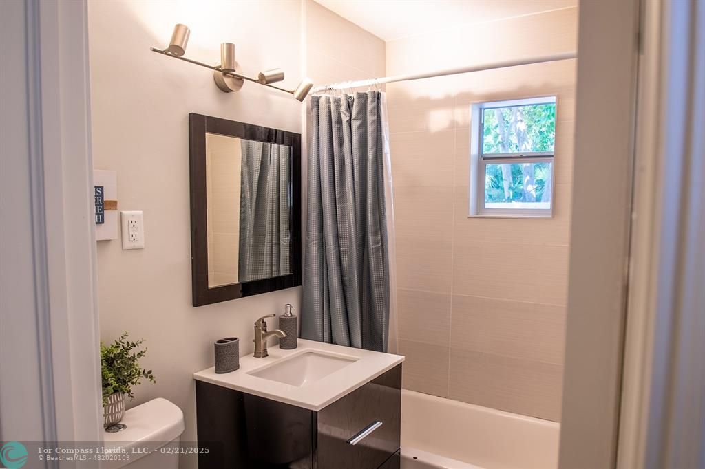24 Southwest 4th Avenue Delray Beach, FL 33444 - Photo 10 of 26 Bathroom 1