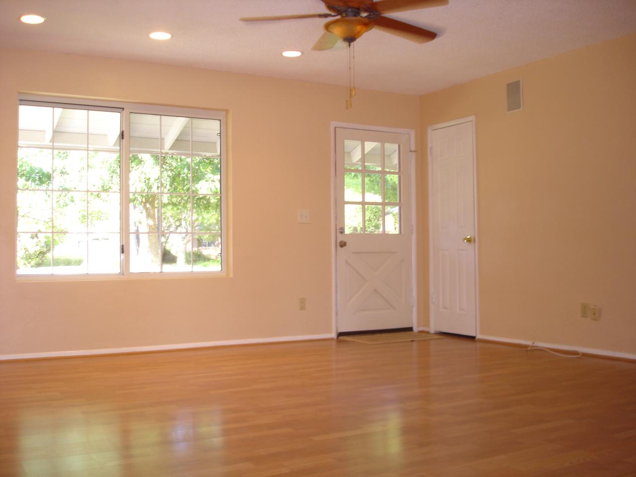 1307 West Lawrence Road Phoenix, AZ 85013 - Photo 3 of 14 Living/Family