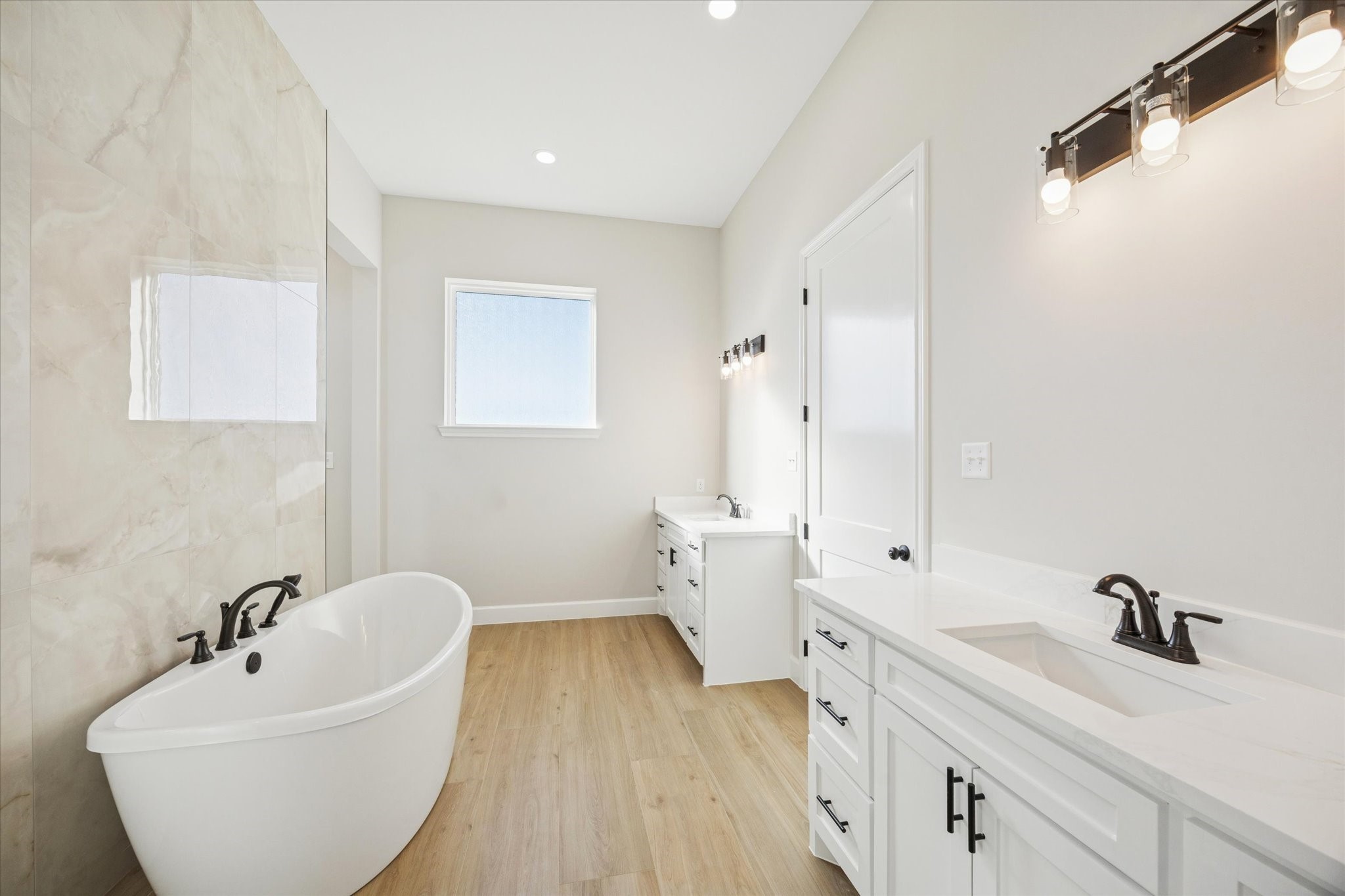 27645 Spring Hill Road Hempstead, TX 77445 - Photo 16 of 32 a spacious bathroom with a bathtub and sink