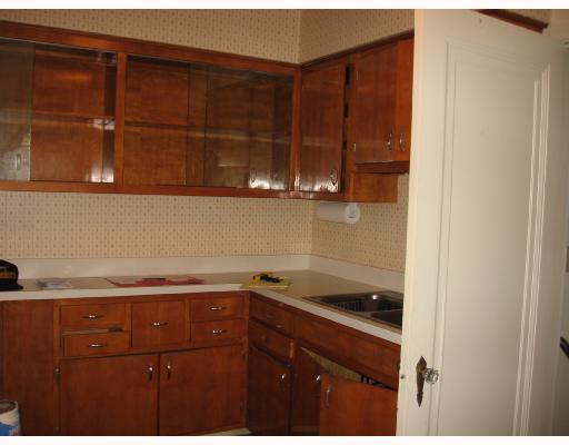 154 Hawthorne Road Pittsburgh, PA 15209 - Photo 4 of 7 Kitchen. Tidy kitchen with lots of storage!