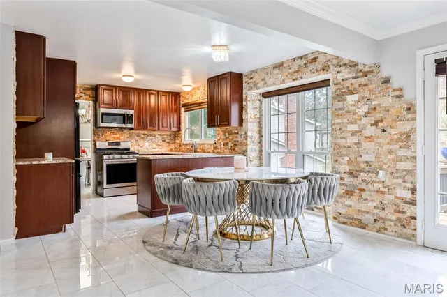 $535,000 | 1730 Woodmore Oaks Drive, Manchester, MO 63021