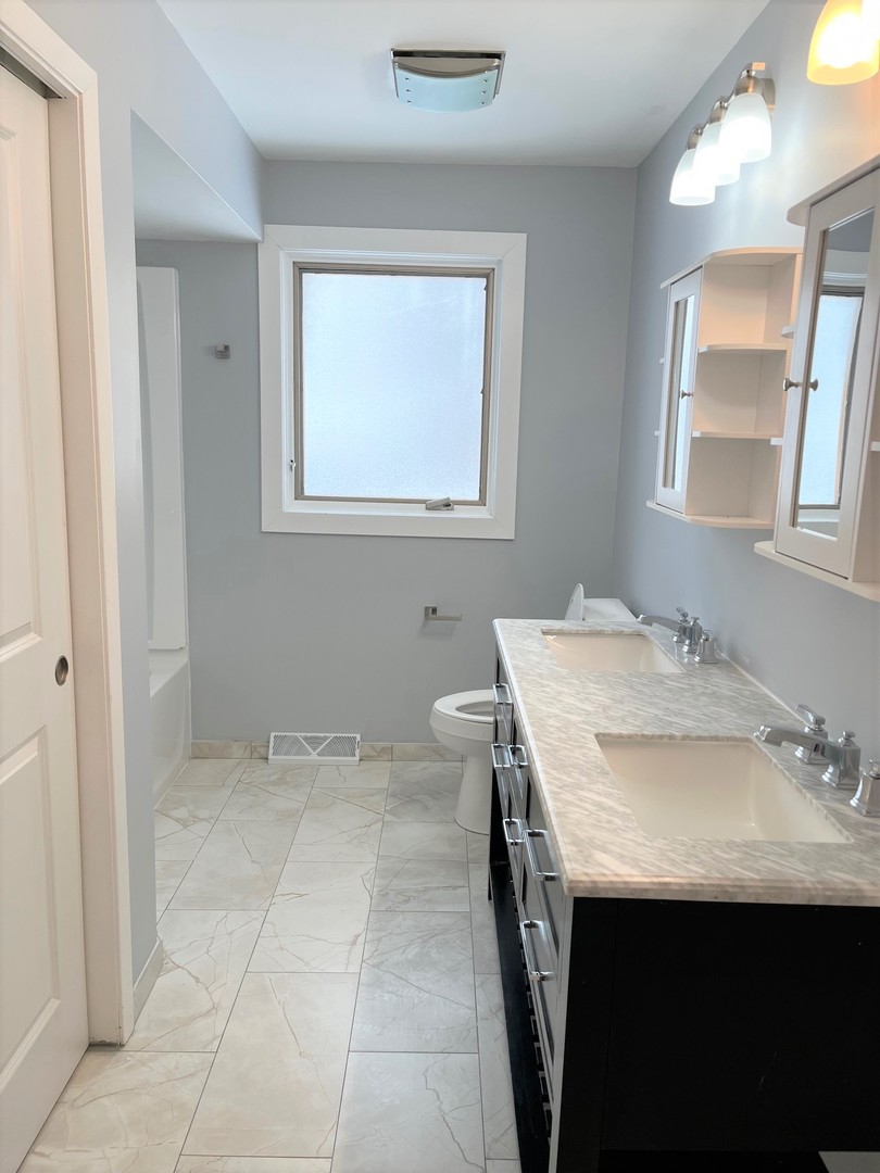 525 South Cherry Street Itasca, IL 60143 - Photo 18 of 20 a bathroom with a sink a vanity and a toilet