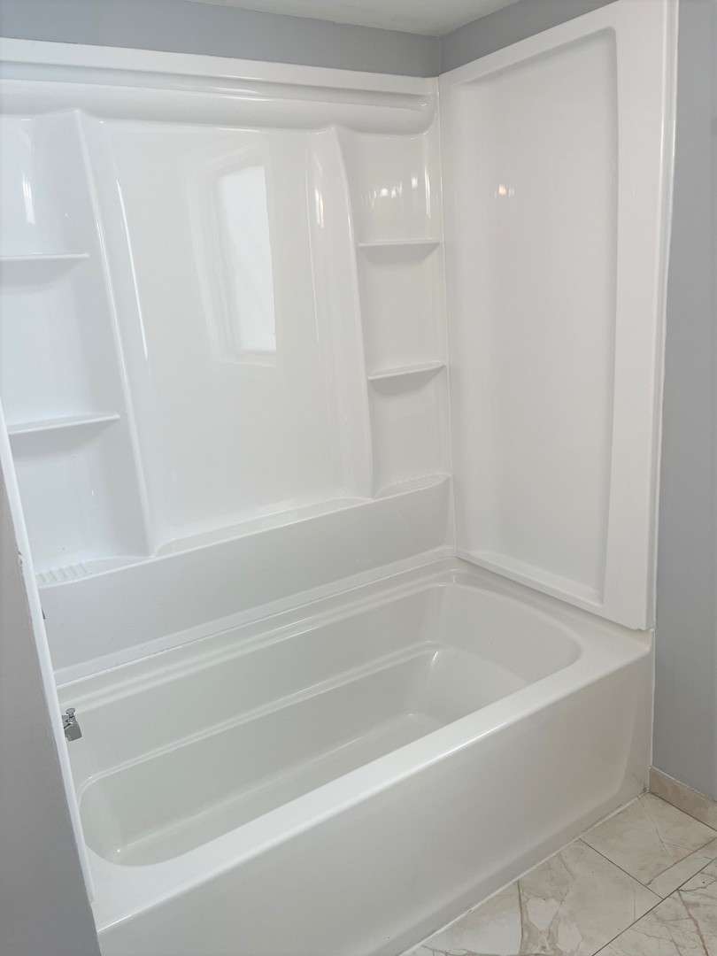 525 South Cherry Street Itasca, IL 60143 - Photo 19 of 20 a bathroom with bathtub and shower