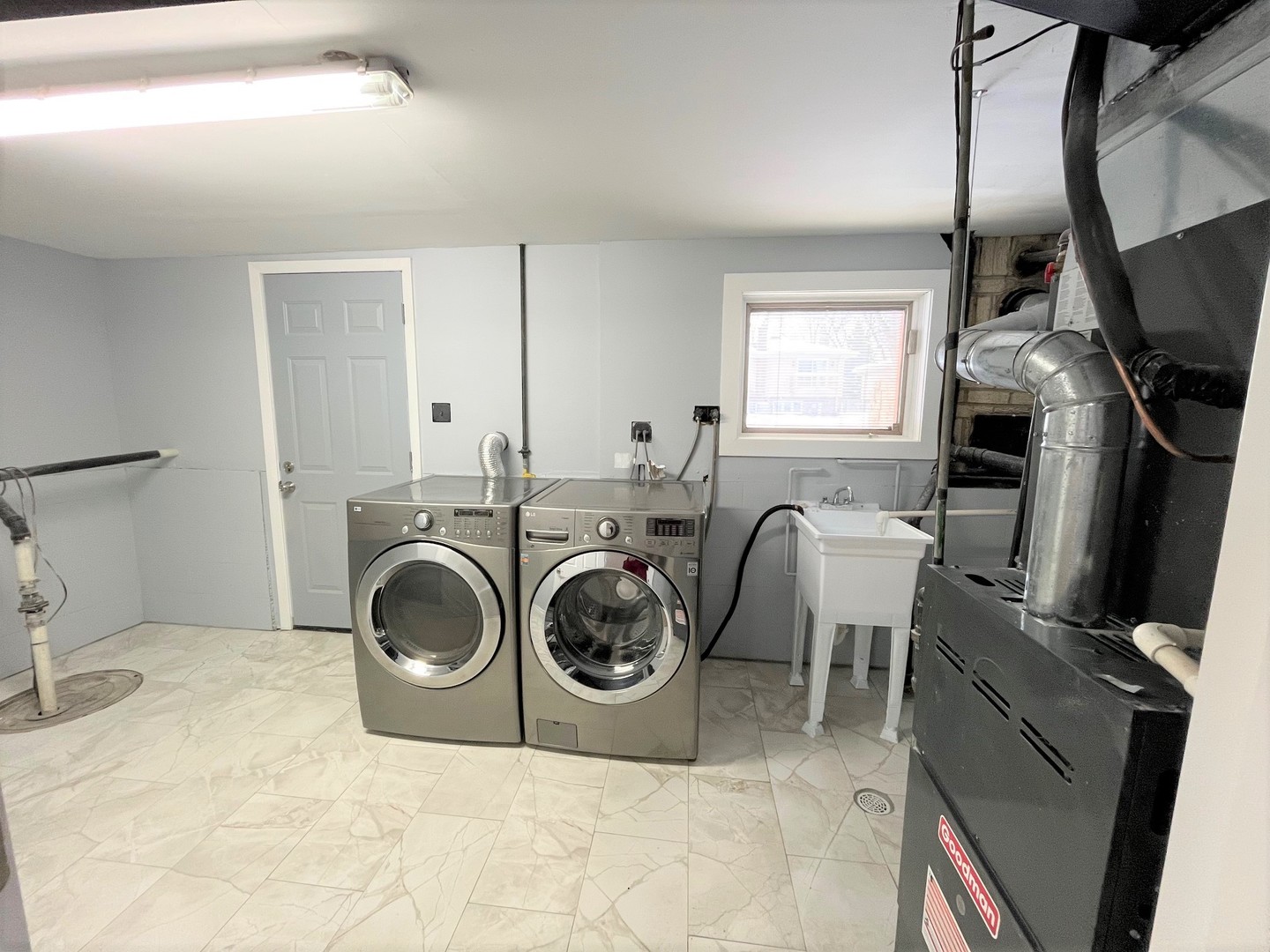 525 South Cherry Street Itasca, IL 60143 - Photo 20 of 20 a utility room with sink dryer and washer