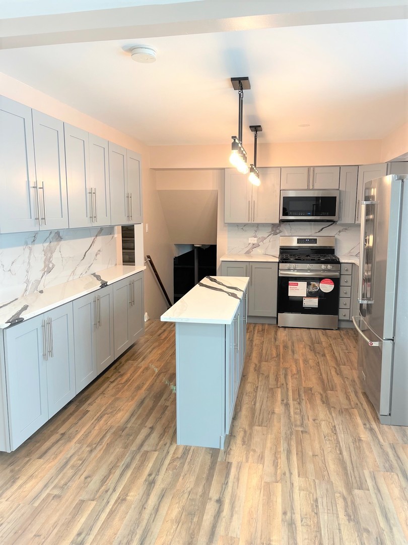 525 South Cherry Street Itasca, IL 60143 - Photo 5 of 20 a kitchen view with wooden floor and electronic appliances