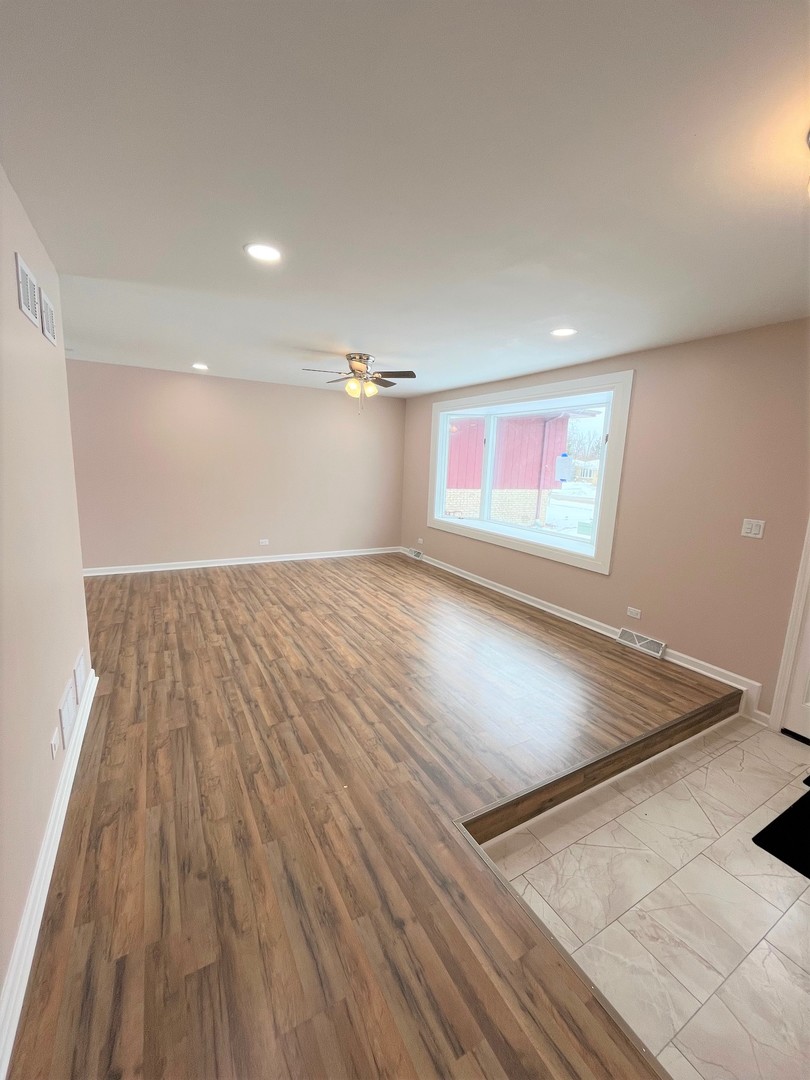 525 South Cherry Street Itasca, IL 60143 - Photo 8 of 20 an empty room with windows