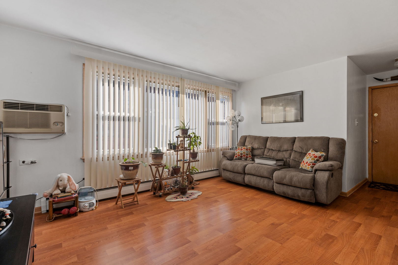 7535 Roberts Road Bridgeview, IL 60455 - Photo 11 of 30 a living room with furniture and a window