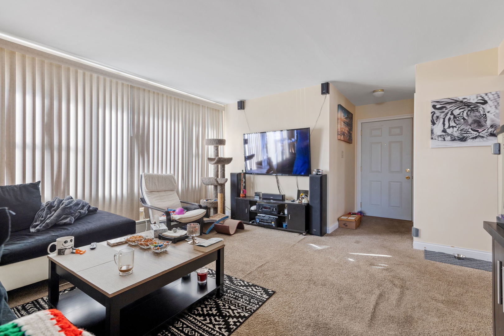7535 Roberts Road Bridgeview, IL 60455 - Photo 21 of 30 a living room with furniture and a window