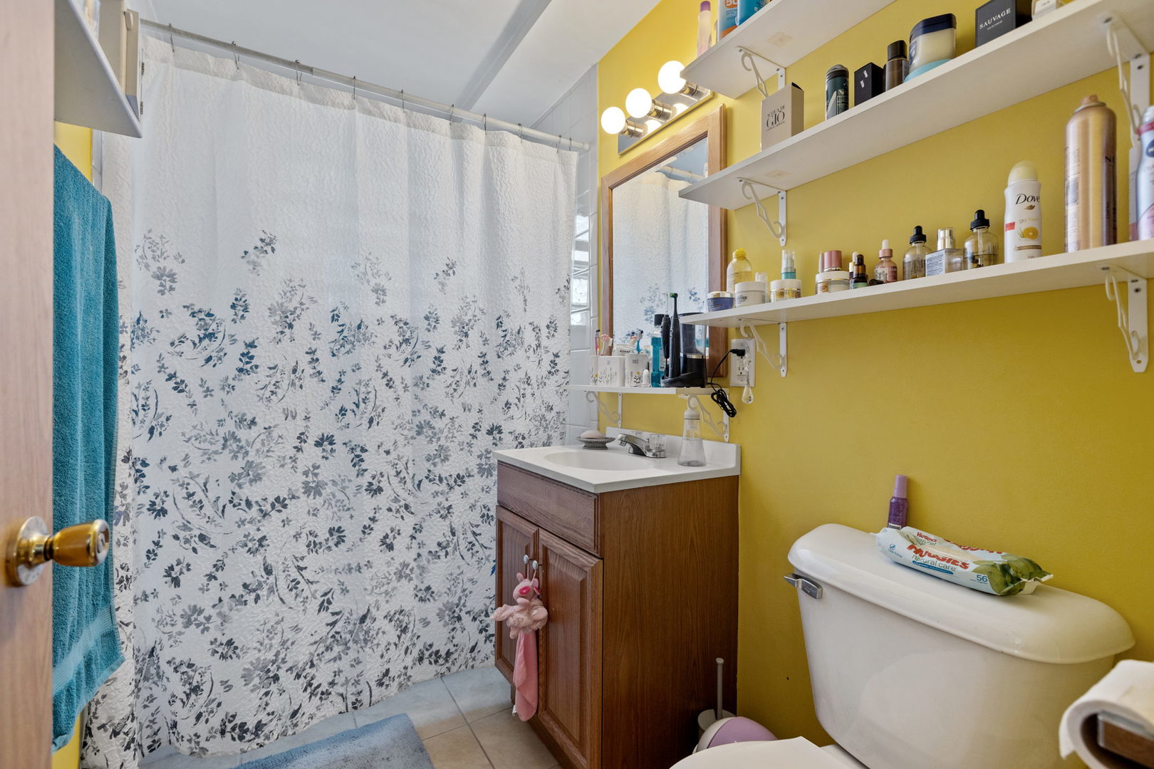 7535 Roberts Road Bridgeview, IL 60455 - Photo 4 of 30 a bathroom with a sink toilet and shower