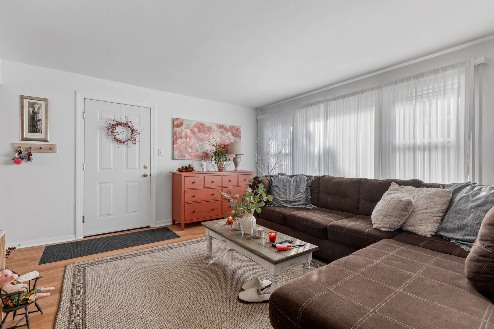 7535 Roberts Road Bridgeview, IL 60455 - Photo 6 of 30 a living room with furniture and a window