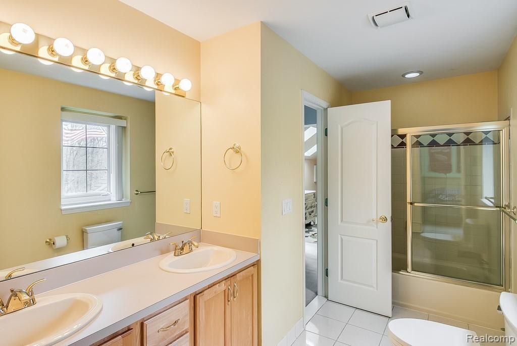 5345 Stickney Road Clarkston, MI 48348 - Photo 29 of 60 Jack & Jill Bathroom 2.jpg