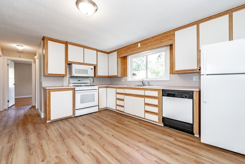 29 Davis Street Springfield, MA 01104 - Photo 13 of 42
