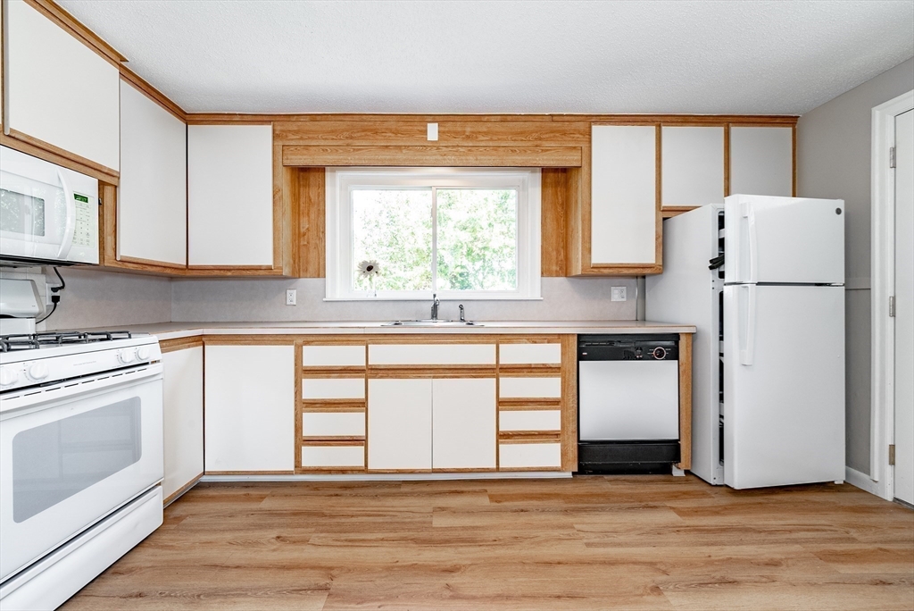 29 Davis Street Springfield, MA 01104 - Photo 14 of 42