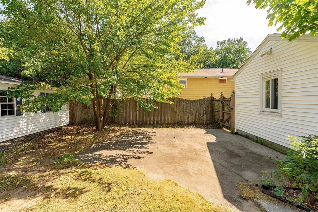 29 Davis Street Springfield, MA 01104 - Photo 8 of 42