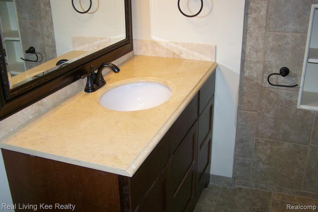 2906 Emmons Avenue Rochester, MI 48307 - Photo 23 of 35 100_6910.jpg