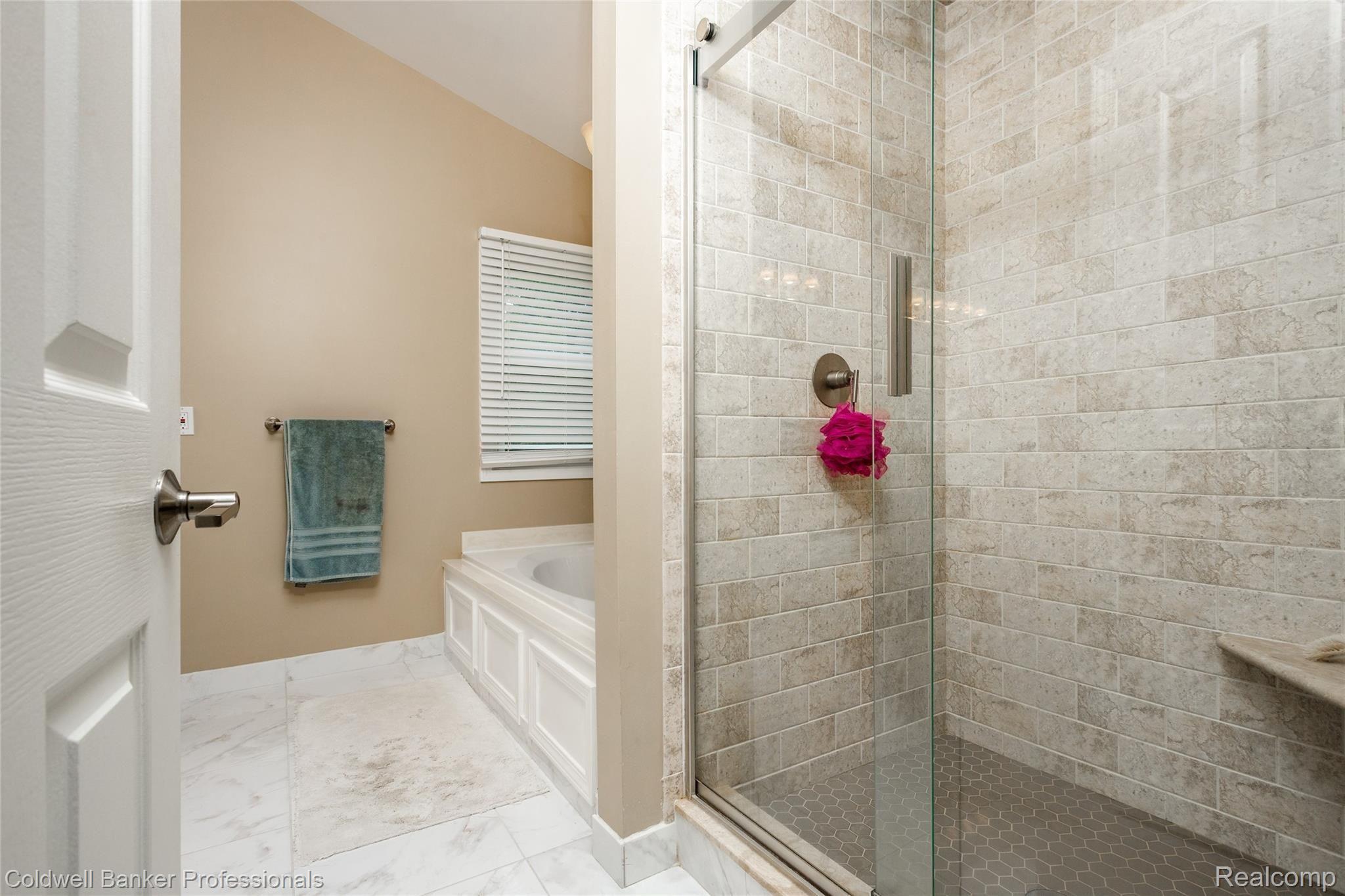 538 Sandalwood Road Canton, MI 48188 - Photo 32 of 49 Walk-in Master Shower