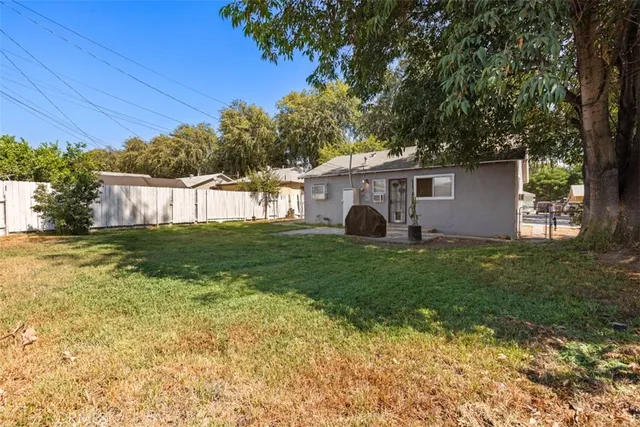 a view of a house with backyard and garden