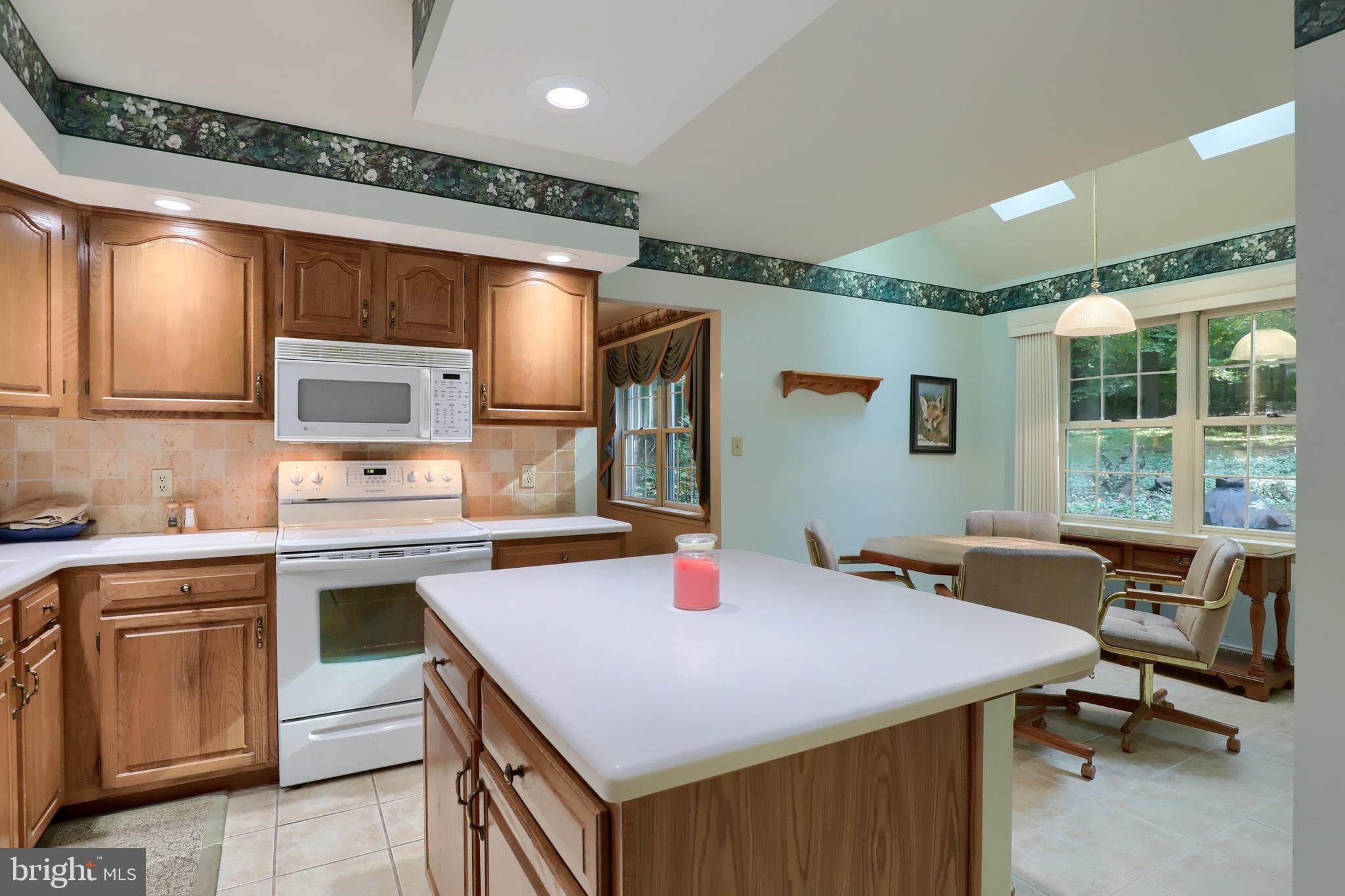 425 Greenville Road Denver, PA 17517 - Photo 15 of 51 Kitchen & Dining Area - Breakfast Nook