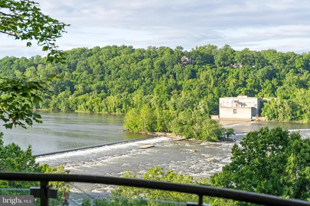 a view of a back yard of the house and green space