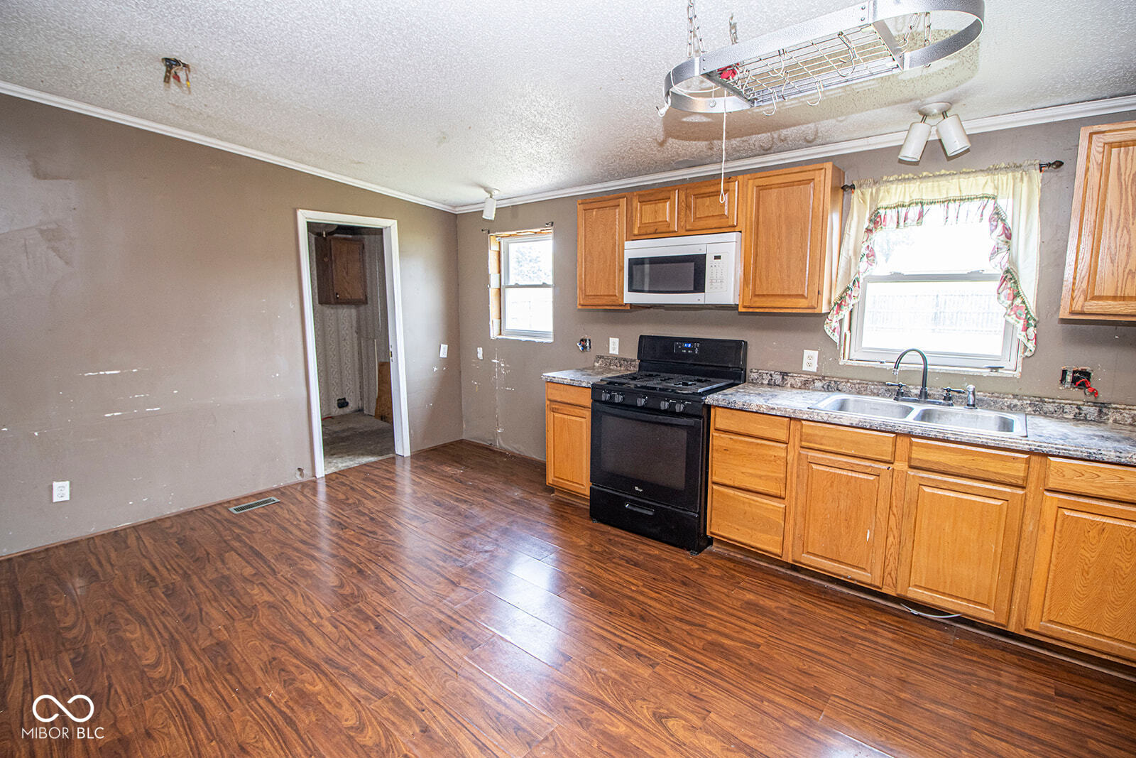 825 Rockshire Court Gas City, IN 46933 - Photo 10 of 41