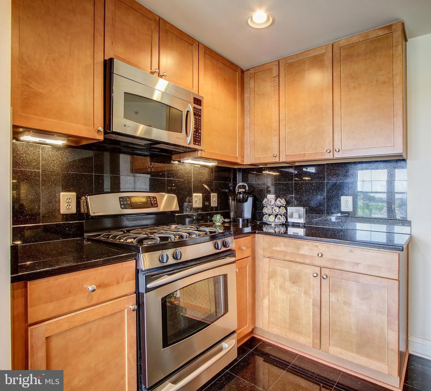 12824 Clarksburg Square Road, Unit 405 Clarksburg, MD 20871 - Photo 5 of 32 Granite countertops and Backsplash.