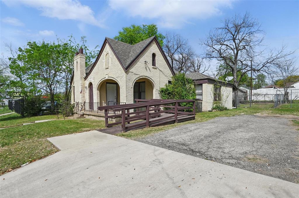 2813 East Rosedale Street Fort Worth, TX 76105 - Photo 2 of 23 a view of a house with a yard